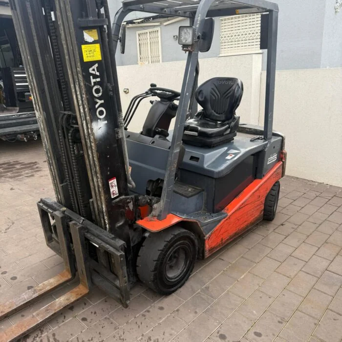 מלגזה חשמלית Toyota 2.5 טון יד שניה למכירה