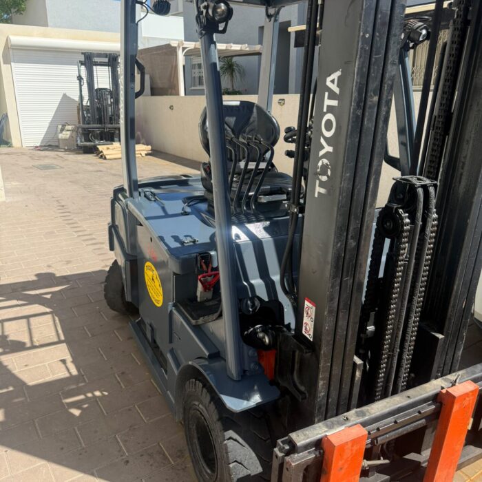 מלגזה טויוטה חשמלית 2019 כושר הרמה 2.5 טון תורן תלת שלבי 4 גלגלים