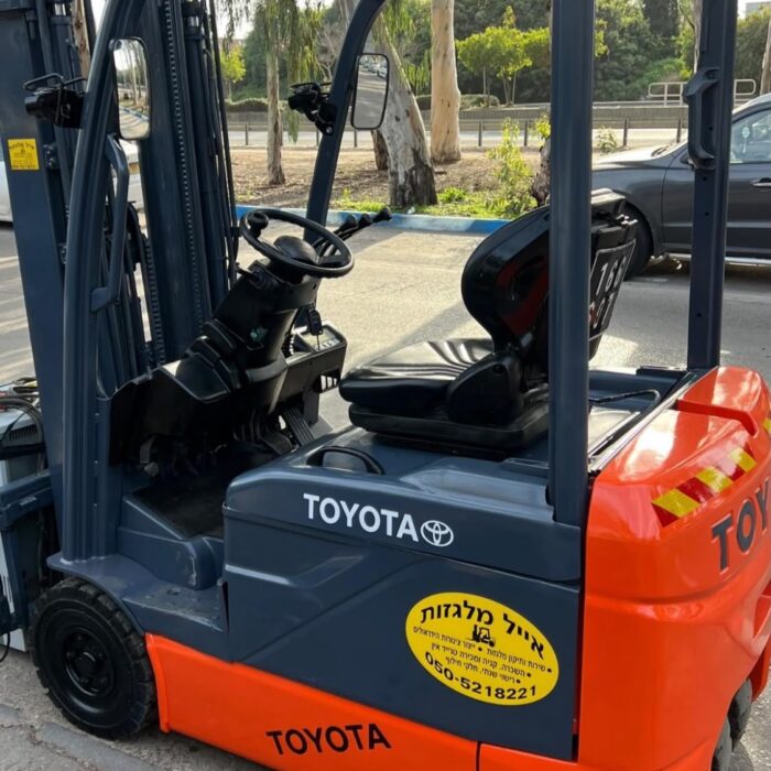 מלגזה טויוטה חשמלית תלת-גלגלית 2021 כושר הרמה 2 טון תורן תלת שלבי