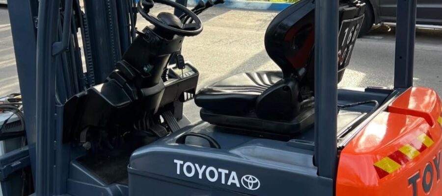 מלגזה טויוטה חשמלית תלת-גלגלית 2021 כושר הרמה 2 טון תורן תלת שלבי